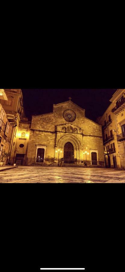 Dietro La Cattedrale