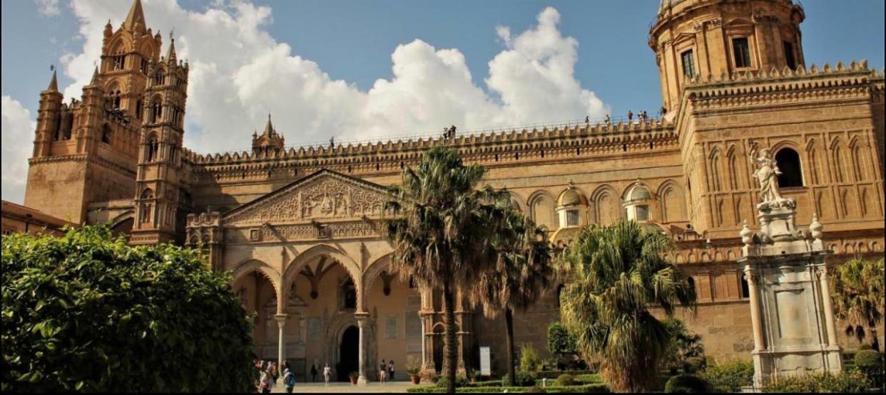 Dietro La Cattedrale Palermo